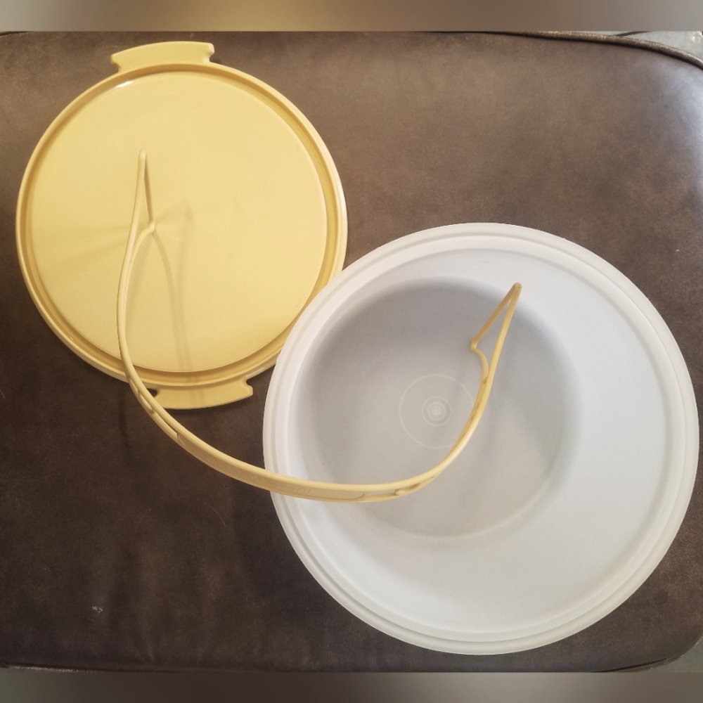 Tupperware cake carrier
